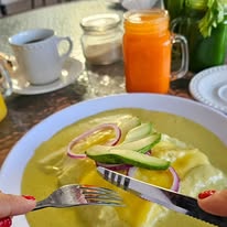 Platillo de desayuno con salsa verde