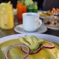 Desayuno con salsa verde y aguacate