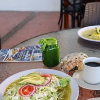 Desayuno con verduras y aguacate