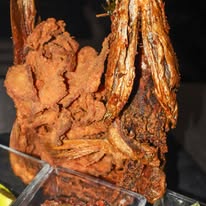 Mariscos crujientes servidos en el restaurante