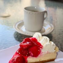 Rebanada de pastel con café